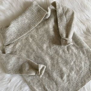 Xs Off shoulder Wilfred grey sweater